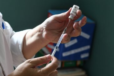 Una madre no autorizó que vacunen a su hijo contra el HPV, pero en la escuela lo hicieron