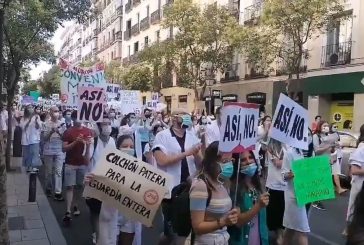 Más de 2.000 médicos internos residentes de Madrid se declaran en huelga y toman las calles