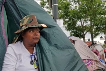Barridos de campamentos de personas sin hogar en Denver van en contra de la guía del coronavirus